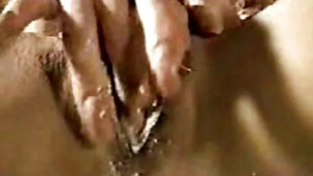 Caliente y pelicula de pronografia sexy dedos de ébano y consolador su coño en la cámara - video 3