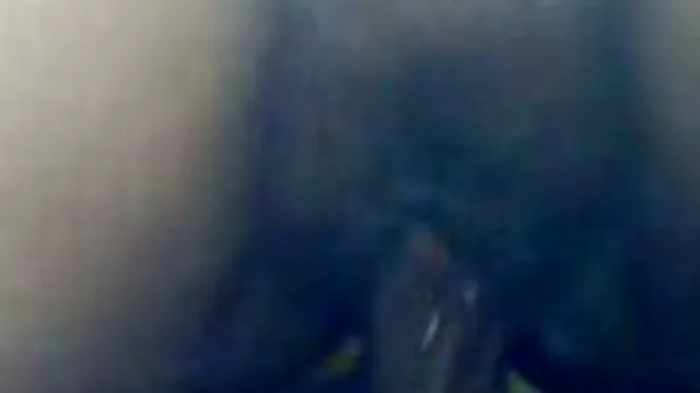 Pareja pelicula de pono grafia folla en la cocina