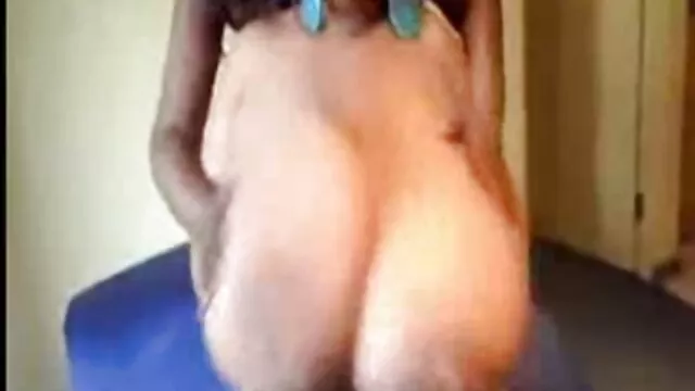 Nena enculada chupando a su película pornográfica americana amante