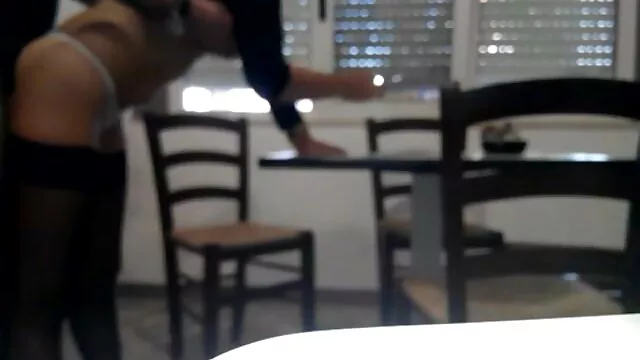 joven en viaje escolar atrapado por peliculas con alto contenido pornografico el viejo maestro