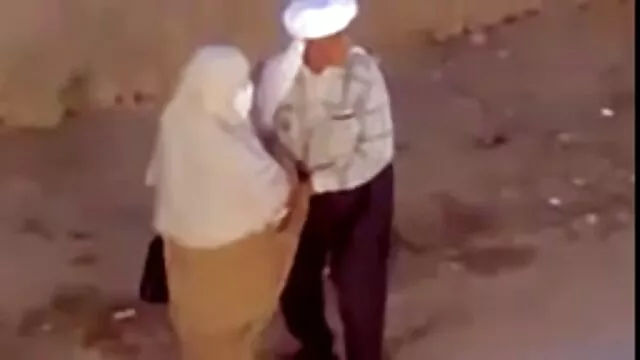 Dos putas cachondas usan consoladores grandes películas pornográficas de negros para follar