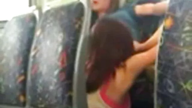 Lesbianas cachondas fumando películas pornográficas rusas y follando entre ellas